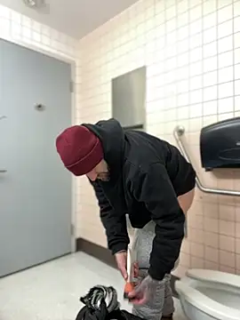 Snapshot of Fuckboy4public chatting on 12.19.24 Fuckboy4public online show from 12.19.24