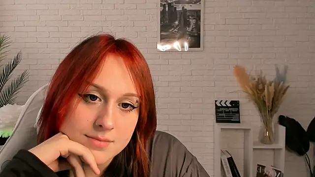 Snapshot of EdlaHatter chatting on 12.05.24 EdlaHatter online show from 12.05.24