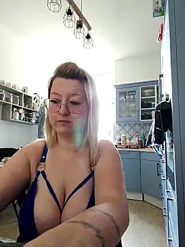 Snapshot of Lillyloo_ chatting on 03.10.25 Lillyloo  online show from 03.10.25