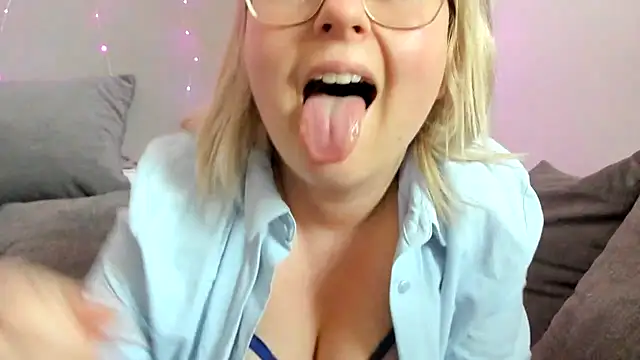 Snapshot of Lillyloo_ chatting on 03.10.25 Lillyloo  online show from 03.10.25