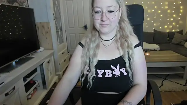 Snapshot of Lillyloo_ chatting on 10.06.25 Lillyloo  online show from 10.06.25