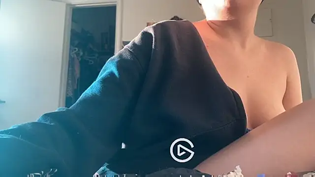 Snapshot of livcutebaby chatting on 12.18.24 livcutebaby online show from 12.18.24