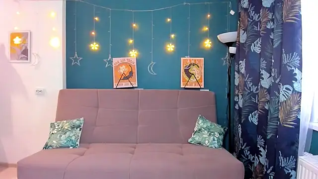 Snapshot of Xloe_Queen chatting on 12.13.24 Xloe Queen online show from 12.13.24