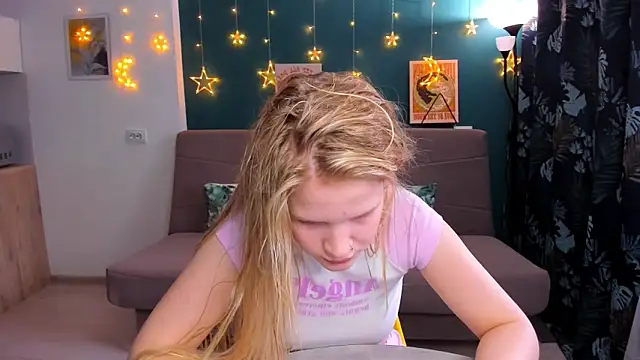 Snapshot of Xloe_Queen chatting on 03.01.25 Xloe Queen online show from 03.01.25