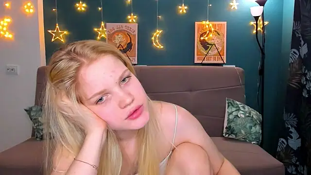 Snapshot of Xloe_Queen chatting on 03.19.25 Xloe Queen online show from 03.19.25