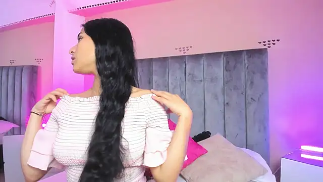 Giselle Roldan online show from 12.05.25