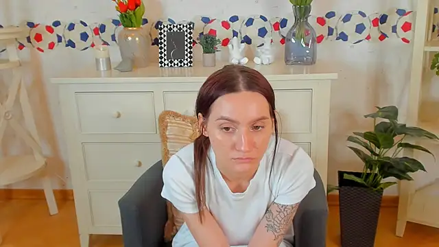 Snapshot of DarlineFrake chatting on 12.16.24 DarlineFrake online show from 12.16.24