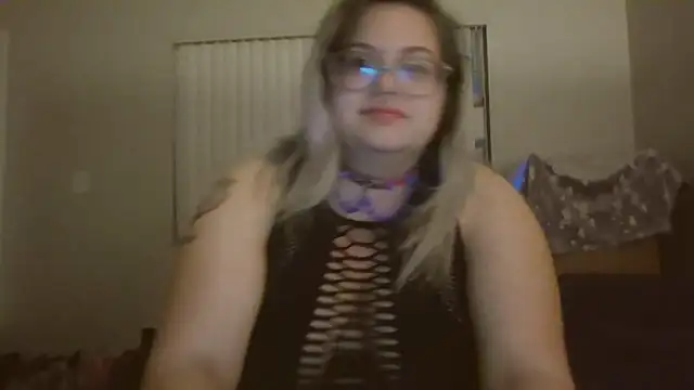 Snapshot of HoneyBear19 chatting on 02.04.25 HoneyBear19 online show from 02.04.25