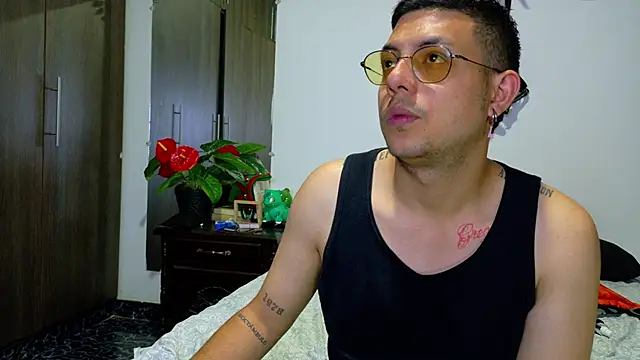 Snapshot of Nymphobuddies chatting on 12.17.24 Nymphobuddies online show from 12.17.24