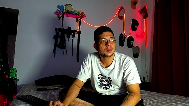 Snapshot of Nymphobuddies chatting on 01.27.25 Nymphobuddies online show from 01.27.25