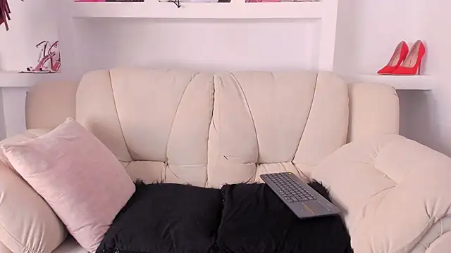 Snapshot of Radiant_Naomi chatting on 12.16.25 Radiant Naomi online show from 12.16.25