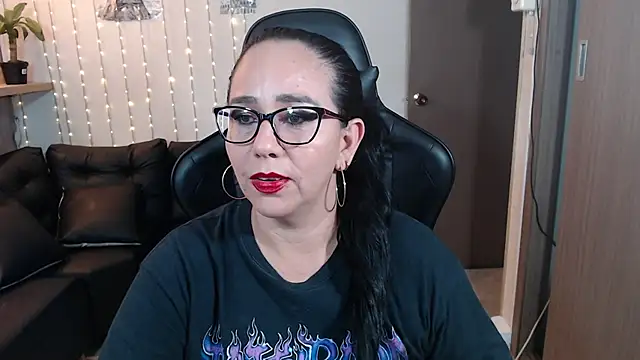 Snapshot of ashleylove_prg chatting on 12.23.24 ashleylove prg online show from 12.23.24