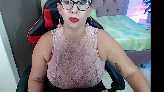 Snapshot of ashleylove_prg chatting on 12.29.24 ashleylove prg online show from 12.29.24