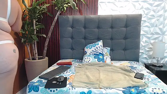 Snapshot of ashleylove_prg chatting on 12.30.24 ashleylove prg online show from 12.30.24