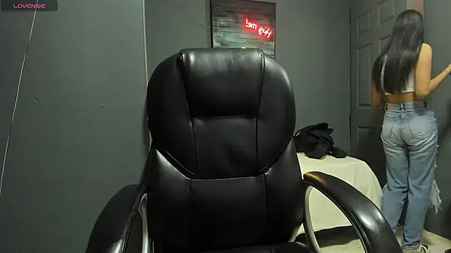 dakota-bright01 online show from 02.04.25