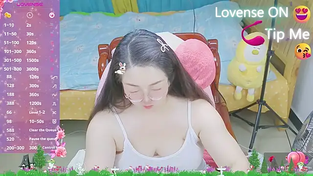 Snapshot of Weiwei5200 chatting on 02.19.25 Weiwei5200 online show from 02.19.25