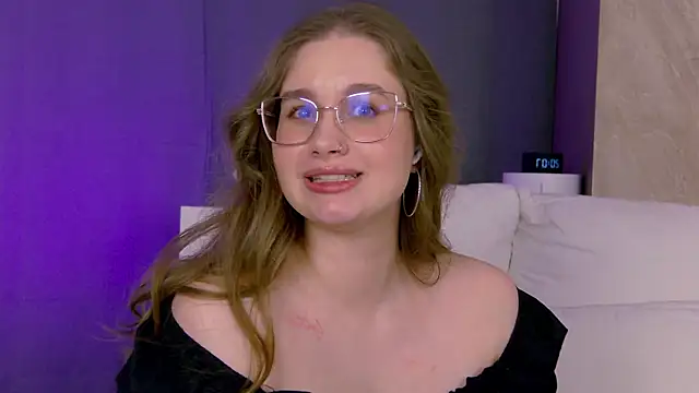 Snapshot of EllieHayes chatting on 06.19.26 EllieHayes online show from 06.19.26