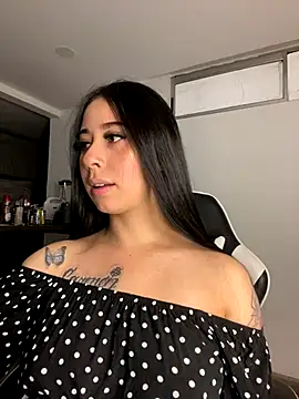 Snapshot of Zoee_t chatting on 12.14.25 Zoee t online show from 12.14.25