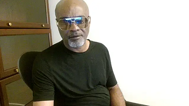 Snapshot of sinnernoir chatting on 04.18.26 sinnernoir online show from 04.18.26