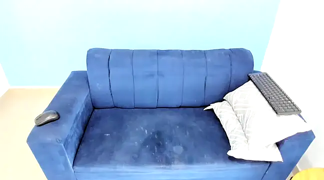 Snapshot of davinacaro chatting on 12.19.24 davinacaro online show from 12.19.24