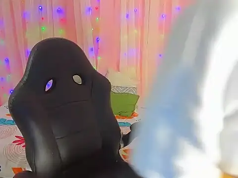 Snapshot of davinacaro chatting on 10.03.25 davinacaro online show from 10.03.25