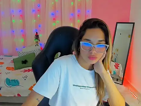 Snapshot of davinacaro chatting on 10.20.25 davinacaro online show from 10.20.25