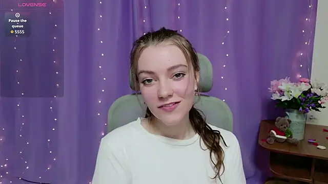 Snapshot of Lana__Cute_ chatting on 04.24.26 Lana Cute online show from 04.24.26