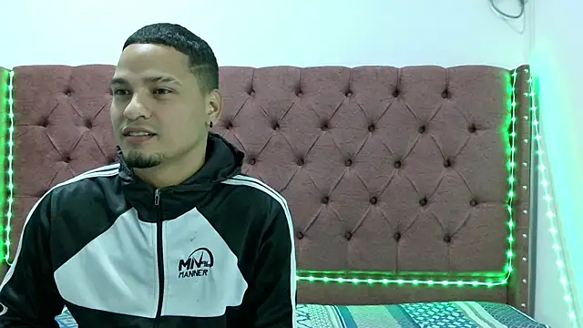 Snapshot of lau_hotfox chatting on 02.15.25 lau hotfox online show from 02.15.25