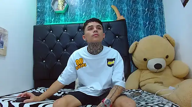 Snapshot of exotic_hot_couple chatting on 02.25.25 exotic hot couple online show from 02.25.25