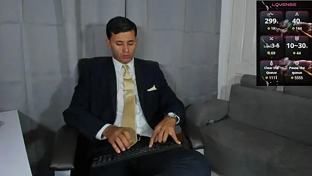 Snapshot of Hideintheoffice chatting on 10.04.25 Hideintheoffice online show from 10.04.25