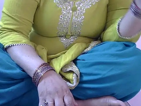 Housewife12 online show from 11.13.25