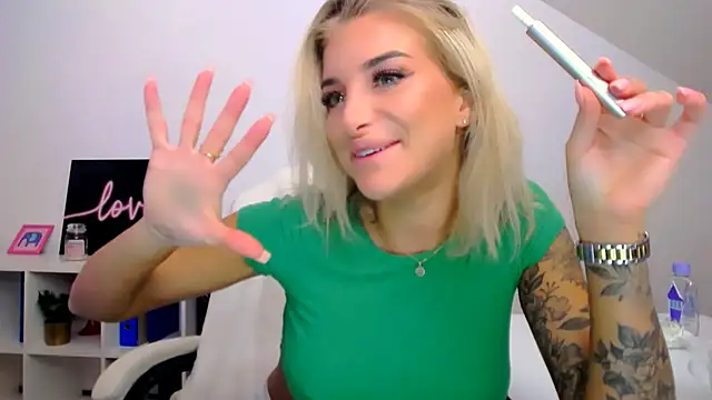 Lia Benini online show from 02.27.25