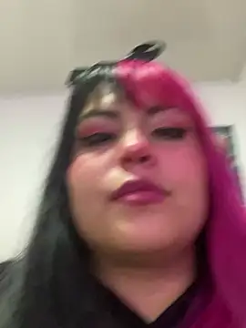 Snapshot of Pinky-Flower chatting on 01.04.25 Pinky-Flower online show from 01.04.25