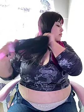 Snapshot of Pinky-Flower chatting on 01.31.25 Pinky-Flower online show from 01.31.25