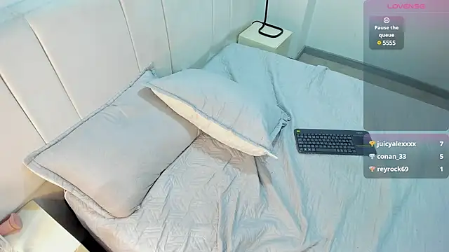 AbrilSonne online show from 02.19.25