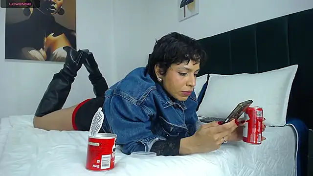 AbrilSonne online show from 11.28.25