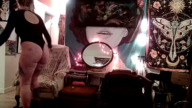 Snapshot of SilverandFox chatting on 01.08.25 SilverandFox online show from 01.08.25