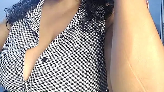 Snapshot of hot_menka chatting on 04.16.26 hot menka online show from 04.16.26