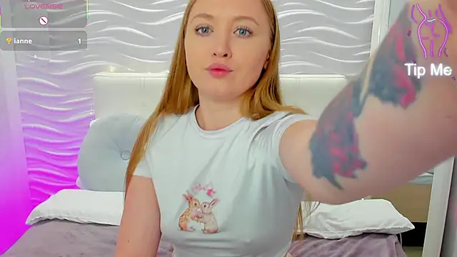 Snapshot of ChloeSug chatting on 09.15.25 ChloeSug online show from 09.15.25