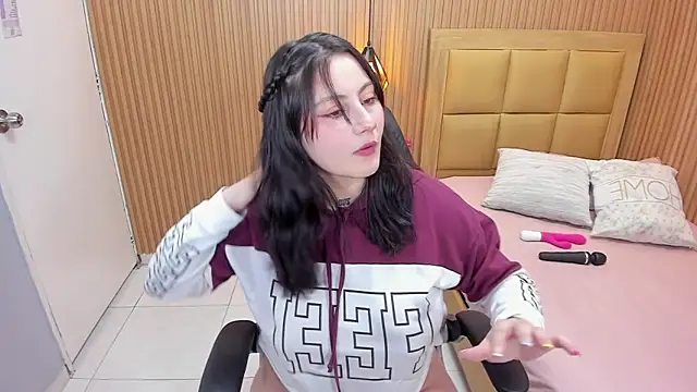 Snapshot of LOLAMAXI chatting on 04.24.26 LOLAMAXI online show from 04.24.26