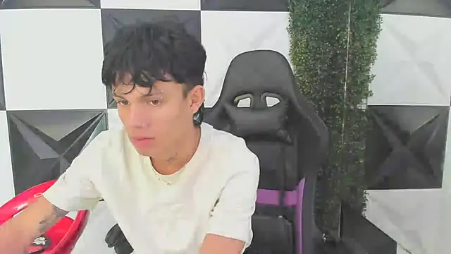 Snapshot of andy_dan18 chatting on 09.19.25 andy dan18 online show from 09.19.25
