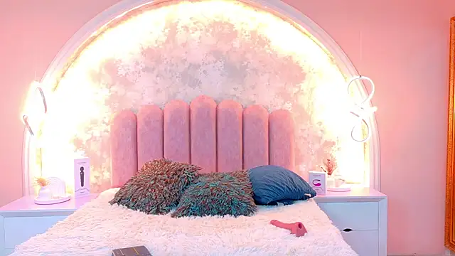 MiaLaurents online show from 11.19.25