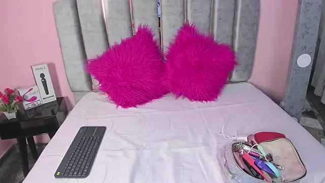 Snapshot of paris_noa chatting on 09.26.25 paris noa online show from 09.26.25
