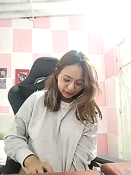 Snapshot of Paulina_mosh chatting on 03.04.25 Paulina mosh online show from 03.04.25