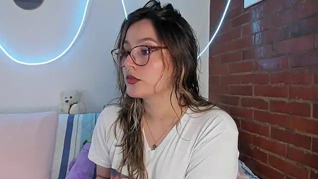 Snapshot of Hazelbrownn2000 chatting on 03.17.25 Hazelbrownn2000 online show from 03.17.25