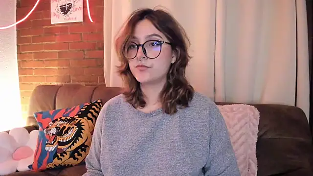 Snapshot of Hazelbrownn2000 chatting on 10.14.25 Hazelbrownn2000 online show from 10.14.25