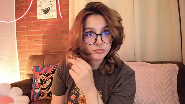 Snapshot of Hazelbrownn2000 chatting on 10.17.25 Hazelbrownn2000 online show from 10.17.25