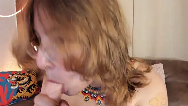 Snapshot of Hazelbrownn2000 chatting on 10.26.25 Hazelbrownn2000 online show from 10.26.25