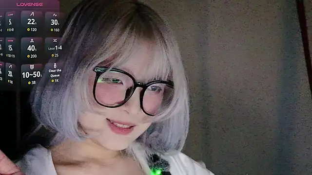 Snapshot of Yu_UwU_ chatting on 10.30.25 Yu UwU  online show from 10.30.25