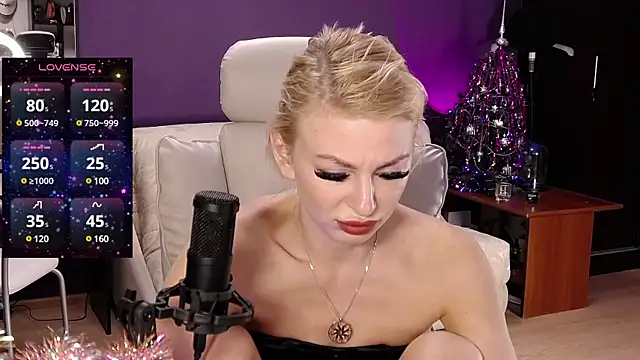 Snapshot of _britney_white_ chatting on 12.30.24 britney white online show from 12.30.24